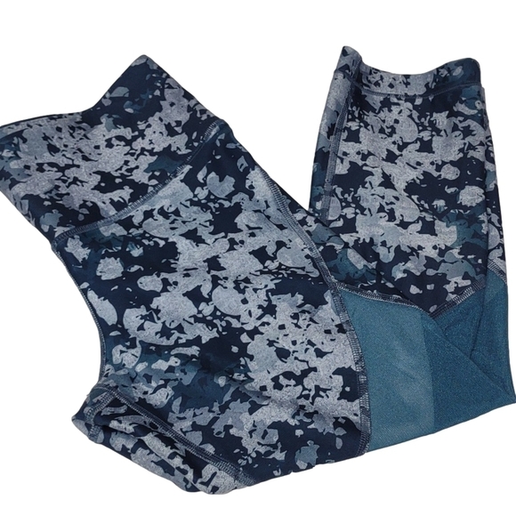 Under Armour blue abstract compression Capri leggings, yoga pants, size Med, EUC - Picture 1 of 10